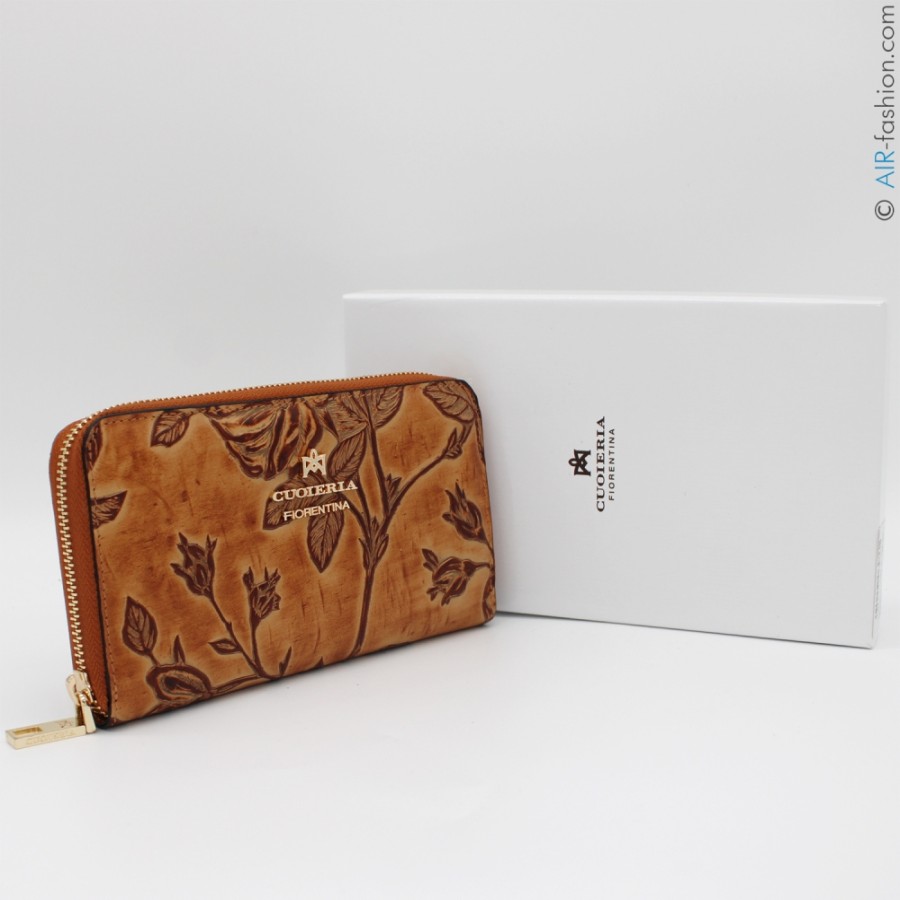 Accessoires Pour Dames Cuoieria Fiorentina | Cuoieria Fiorentina Portefeuille Zippe En Cuir Beige Fonce Avec Roses En Relief, Fabrique En Italie P0000D1014385_Beige